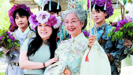 六旬“牡丹奶奶”走红牡丹花丛