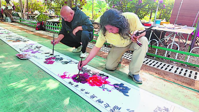 两百位画家百米长卷绘牡丹