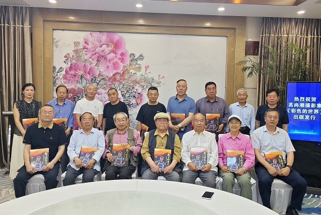用镜头“讲述”彩色世界