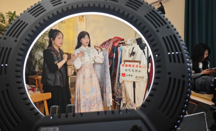 深耕汉服产业 擦亮特色品牌