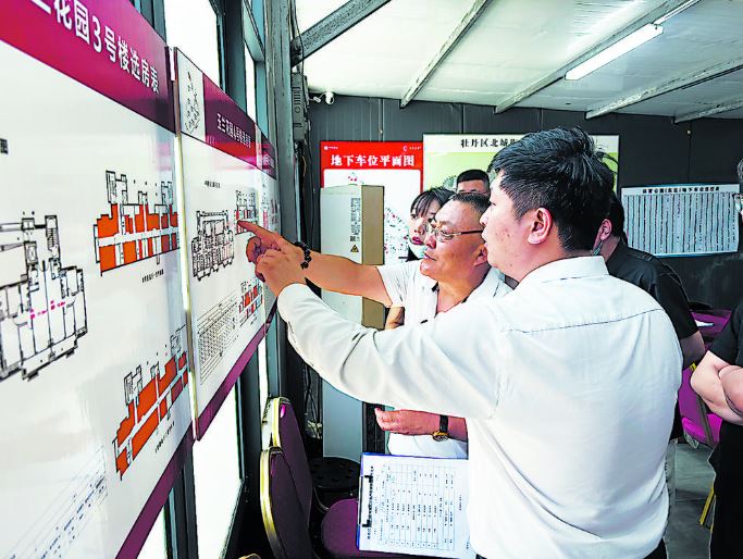 福临社区回迁居民喜选新房