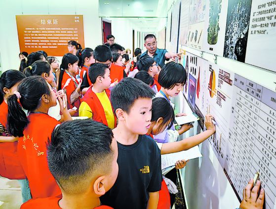 探秘档案“宝库” 触摸家乡历史
