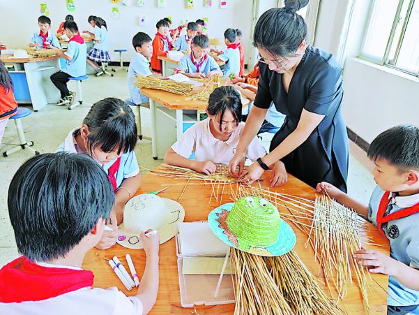 秸秆变宝 童心护田