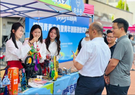 高校青春市集搭起创新创业实践舞台