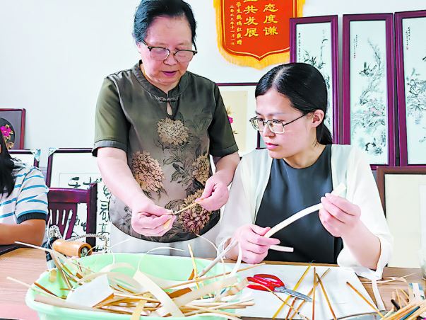 她把麦秆变成工艺品